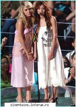 poze cu Gemenele Olsen - asa sunt ele,mai timide:D - Olsen twins