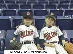 poze cu Gemenele Olsen - sunt fane ale basketului:D - Olsen twins