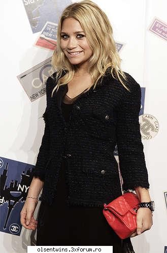 poze cu Gemenele Olsen - sa pun shi yo poza/e cu ashley .......hai k - Olsen twins